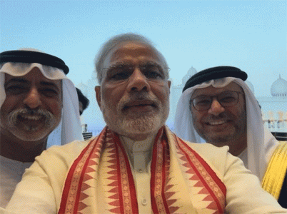 modi s selfie obsession continues at sheikh zayed grand mosque modi s selfie obsession continues at sheikh zayed grand mosque
