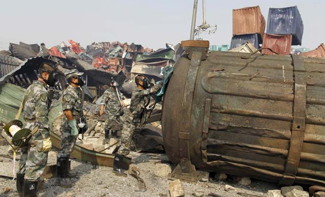 soldiers of the people 039 s liberation army anti chemical warfare corps wearing gas masks examine a container at the site of wednesday night 039 s explosions at binhai new district in tianjin china august 16 2015 photo reuters