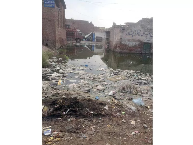 water from overflowing drains in paharipura merges with waste material and flows into houses and shops photos fawad ali express water from overflowing drains in paharipura merges with waste material and flows into houses and shops photos fawad ali express