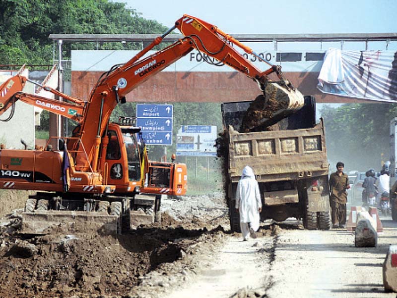 labourers working near the i 8 intersection photo app