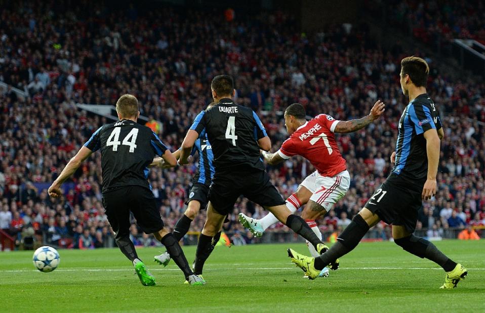 manchester united 039 s memphis depay 2nd r scores his team 039 s first goal during the uefa champions league play off against club brugge at old trafford on august 18 2015 photo afp