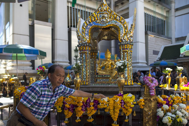 a man places a garland at the erawan shrine the site of monday 039 s deadly blast in central bangkok thailand august 19 2015 photo reuters