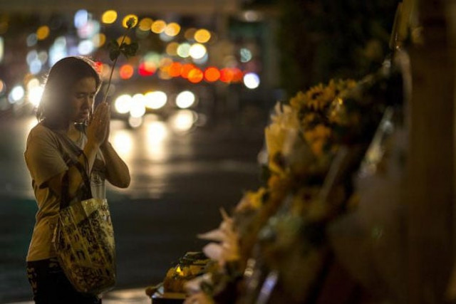 a woman holds up a flower as she prays at the erawan shrine the site of monday 039 s deadly blast in central bangkok thailand august 20 2015 photo reuters a woman holds up a flower as she prays at the erawan shrine the site of monday 039 s deadly blast in central bangkok thailand august 20 2015 photo reuters