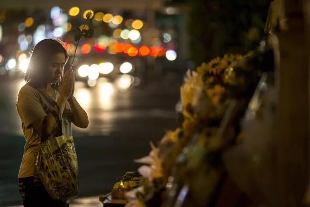 a woman holds up a flower as she prays at the erawan shrine the site of monday 039 s deadly blast in central bangkok thailand august 20 2015 photo reuters a woman holds up a flower as she prays at the erawan shrine the site of monday 039 s deadly blast in central bangkok thailand august 20 2015 photo reuters