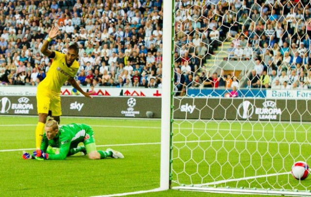 pierre aubameyang scores dortmund 039 s first goal past odd 039 s goalkeeper sondre rossbach during the uefa europa league match in skien norway on august 20 2015 photo afp pierre aubameyang scores dortmund 039 s first goal past odd 039 s goalkeeper sondre rossbach during the uefa europa league match in skien norway on august 20 2015 photo afp
