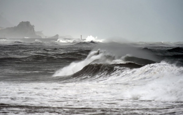 this picture shows waves near the wushih harbor in yilan as typhoon goni approaches in eastern taiwan on august 22 2015 two people were killed while thousands were evacuated as powerful typhoon goni approached the philippines and taiwan authorities said photo afp