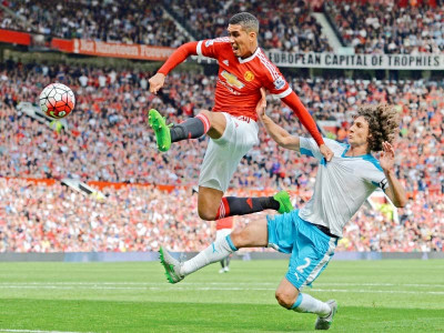 newcastle end united s winning run as otamendi bolsters city armada for everton trip