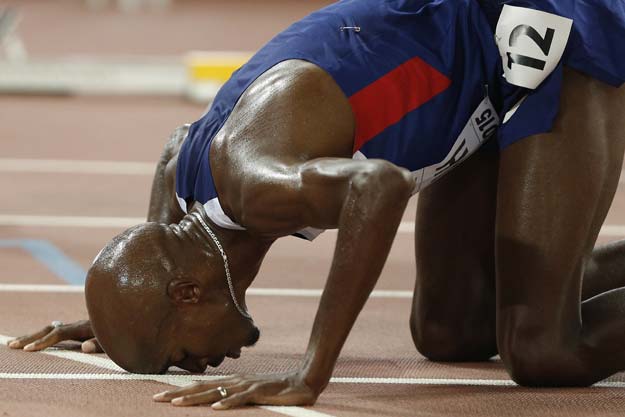 britain 039 s mo farah celebrates after winning the final of the men 039 s 10 000 metres athletics event at the 2015 iaaf world championships at the quot bird 039 s nest quot national stadium in beijing on august 22 2015 photo afp