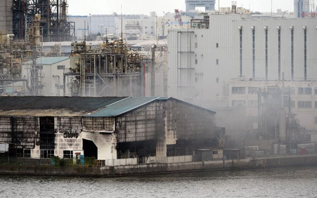 smoke rises from a steel plant near tokyo 039 s haneda airport on august 24 2015 photo afp