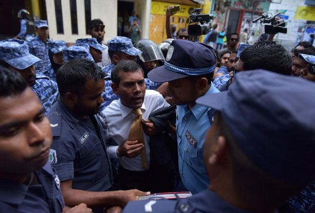 maldives police try to move former president mohamed nasheed c during a scuffle as he arrives at a courthouse in male on february 23 2015 photo afp