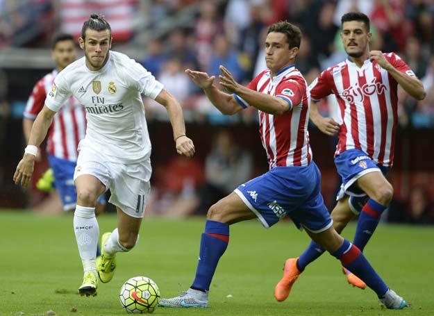 real madrid 039 s welsh midfielder gareth bale l vies with sporting gijon 039 s columbian defender bernardo during the spanish league football match sporting gijon vs real madrid cf at the el molinon stadium in gijon on august 23 2015 photo afp