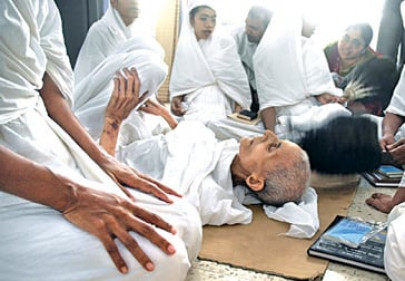 thousands of indian jains protest right to fast until death