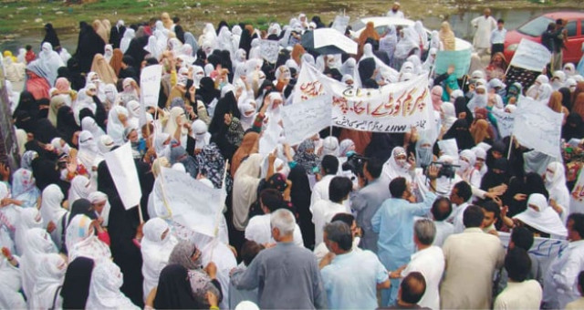 hundreds of lhws along with their supervisors drivers and other staffers marched from saidu teaching hospital to swat press club photo online hundreds of lhws along with their supervisors drivers and other staffers marched from saidu teaching hospital to swat press club photo online