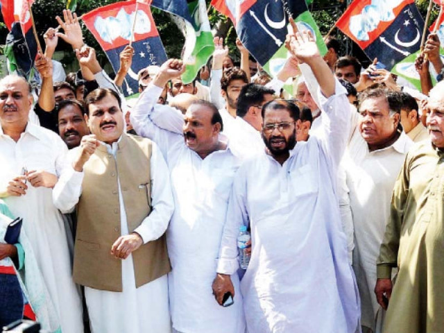 ppp members gathered in front of the court and shouted slogans against the government photo online