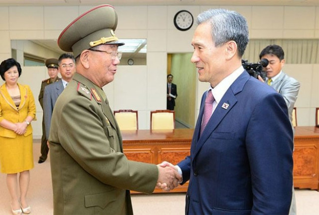 kim kwan jin r the south korean president 039 s national security adviser shakes hands with hwang pyong so the north korean military 039 s top political officer during their last meeting after days of talks at panmunjom in the dmz on august 25 2015 photo afp kim kwan jin r the south korean president 039 s national security adviser shakes hands with hwang pyong so the north korean military 039 s top political officer during their last meeting after days of talks at panmunjom in the dmz on august 25 2015 photo afp