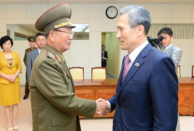 kim kwan jin r the south korean president 039 s national security adviser shakes hands with hwang pyong so the north korean military 039 s top political officer during their last meeting after days of talks at panmunjom in the dmz on august 25 2015 photo afp