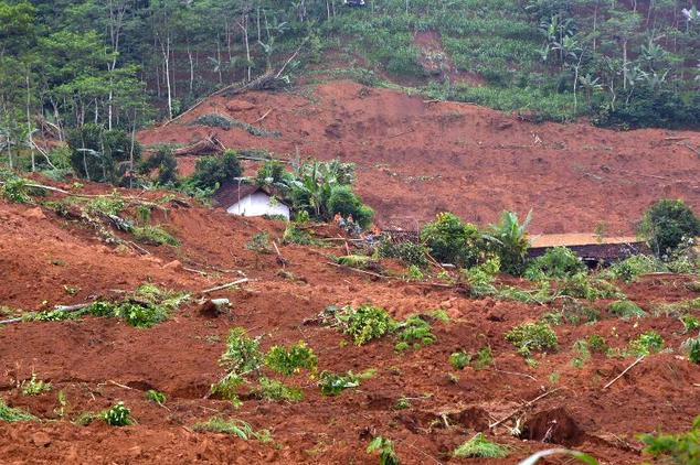 a rescue team searches for survivors and remove bodies after a landslide at jemblung village in banjarnegara central java province on december 13 2014 photo afp