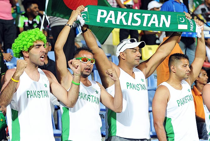 pakistani fans cheering their team photo afp
