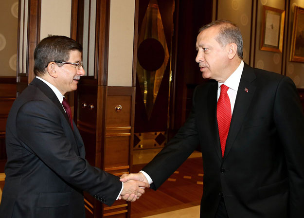 a hand out picture made available by turkish presidential press service on august 24 2015 shows turkey 039 s president recep tayyip erdogan r shaking hands with turkish prime minister and leader of justice and development party ahmet davutoglu in ankara photo afp