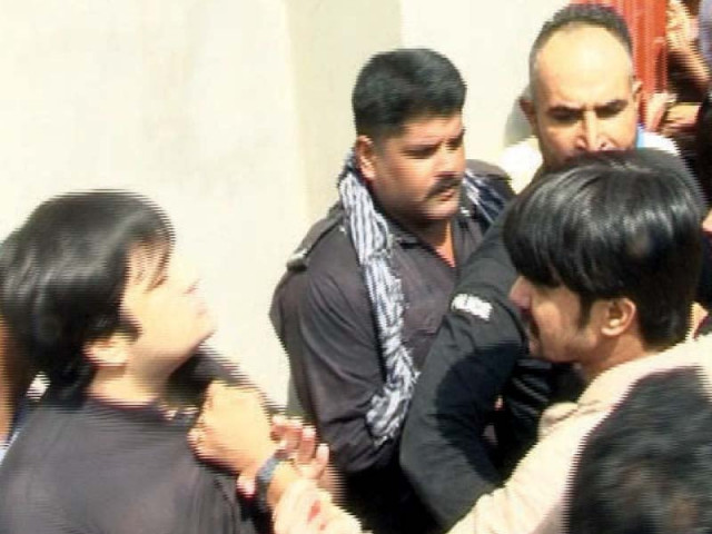 neighbours and officials clashed in the presence of cops photo express neighbours and officials clashed in the presence of cops photo express