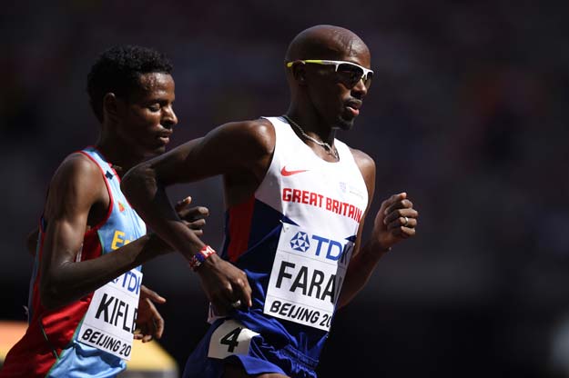 britain 039 s mo farah r leads a heat during the men 039 s 5000 metres athletics event at the 2015 iaaf world championships at the quot bird 039 s nest quot national stadium in beijing on august 26 2015 photo afp