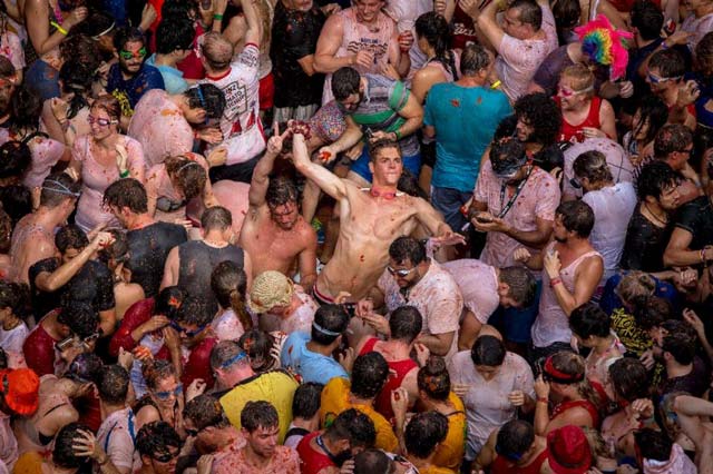 organisers of the quot tomatina quot recommend revellers squish the tomatoes before throwing them as quot the hit will be less painful quot along with wearing old clothes and using goggles to protect their eyes from the fruit 039 s acid photo afp