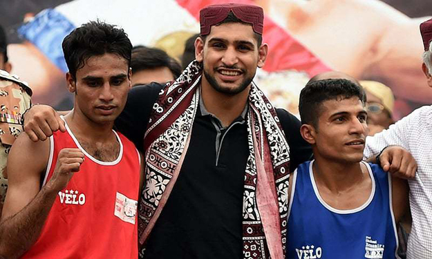 british boxer amir khan poses for a photograph with pakistani boxers jahan zaib khan and sheroz kachi in karachi photo afp