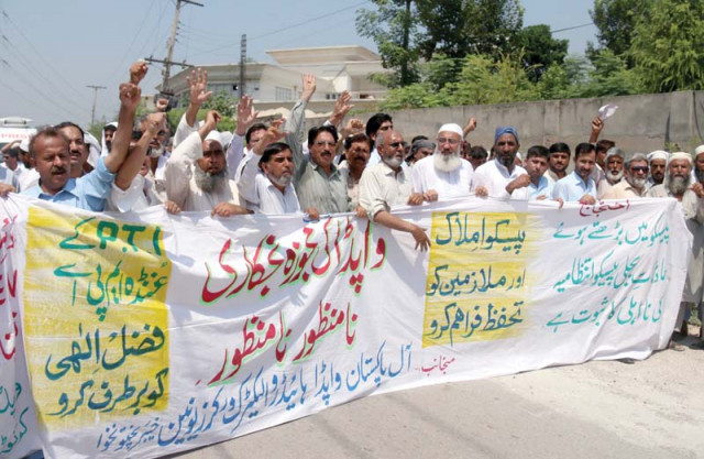 employees protest against mpa fazal elahi on shami road photo muhammad iqbal express employees protest against mpa fazal elahi on shami road photo muhammad iqbal express