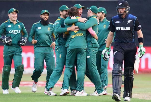 south africa celebrate the wicket of martin guptill of new zealand r during the third and final one day international odi cricket match between south africa and new zealand at the kingsmead cricket ground in durban on august 26 2015 photo afp