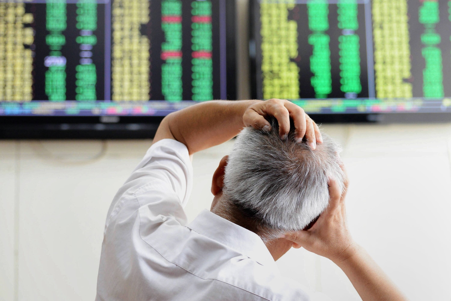 an investor looks at screens showing share prices at a securities firm in qingdao in eastern china 039 s shandong province on august 25 2015 photo afp