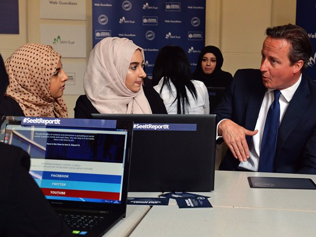 david cameron speaks to students at a birmingham school about ways that young muslims can tackle extremism online photo afp