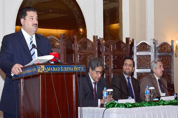 federal minister of commerce khurram dastgir photo inp