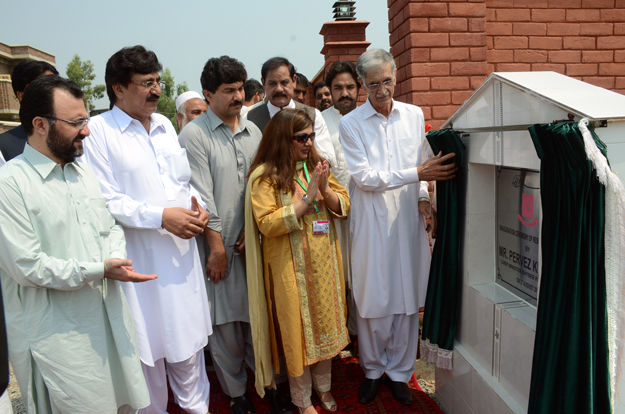 chief minister pervez khattak inaugurating the new block in benazir bhutto women university peshawar photo online