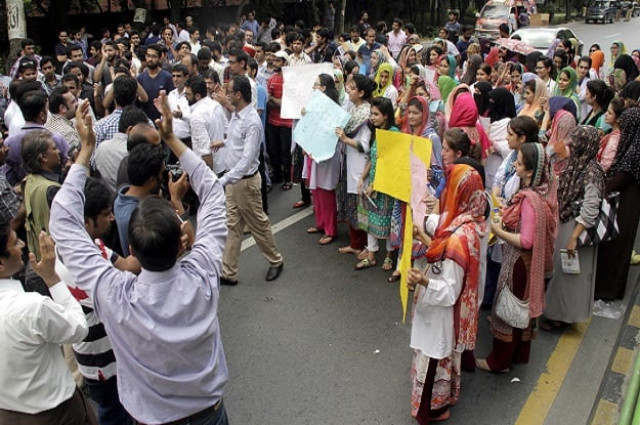 protesting doctors block the mall stage sit in outside punjab assembly photo ppi