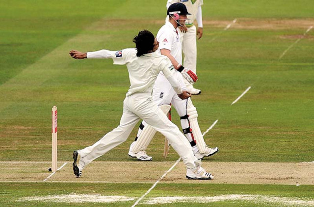 a huge no ball perhaps the biggest in international cricket since the advent of the front foot rule is bowled by amir on the first ball of his third over photo afp a huge no ball perhaps the biggest in international cricket since the advent of the front foot rule is bowled by amir on the first ball of his third over photo afp