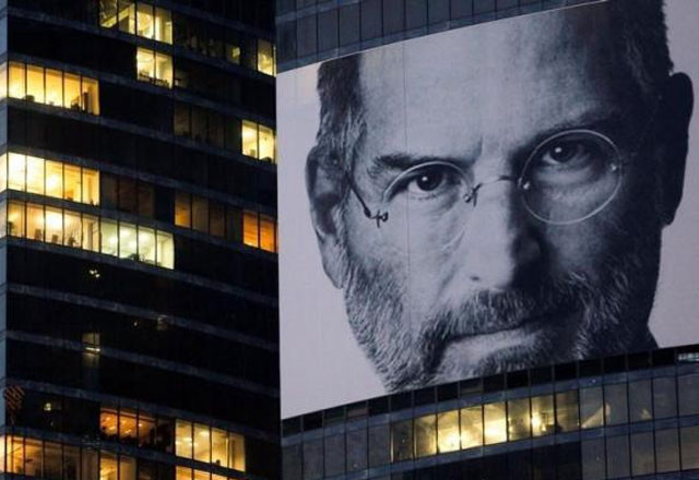a portrait of steve jobs is placed on the federation tower skyscraper in moscow s new business district photo reuters a portrait of steve jobs is placed on the federation tower skyscraper in moscow s new business district photo reuters