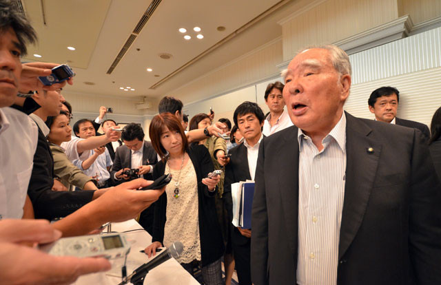 japan 039 s automaker suzuki motor chairman osamu suzuki r is surrounded by reporters after he announced the company will buy back suzuki 039 s shares from german auto giant volkswagen at a press conference in tokyo on august 30 2015 photo afp japan 039 s automaker suzuki motor chairman osamu suzuki r is surrounded by reporters after he announced the company will buy back suzuki 039 s shares from german auto giant volkswagen at a press conference in tokyo on august 30 2015 photo afp