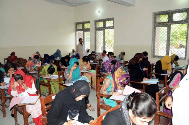 candidates seen solving their question paper during entry test for medical classes at govt degree college hassan abdal photo online candidates seen solving their question paper during entry test for medical classes at govt degree college hassan abdal photo online