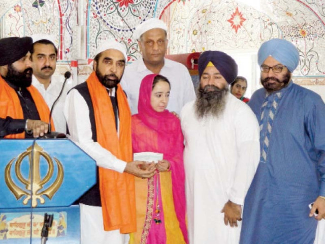 evacuee trust board chairperson siddiqul farooq presents a cheque to the promising sikh student photo express evacuee trust board chairperson siddiqul farooq presents a cheque to the promising sikh student photo express