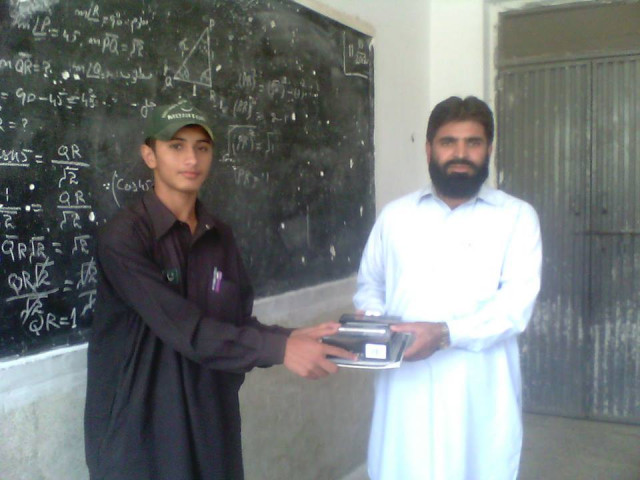 shah faisal receiving prize from his teacher photo basar ali express shah faisal receiving prize from his teacher photo basar ali express
