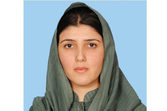 pti mna ayesha gulaili