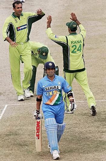 former pakistan cricketer now steers a cab in australia former pakistan cricketer now steers a cab in australia