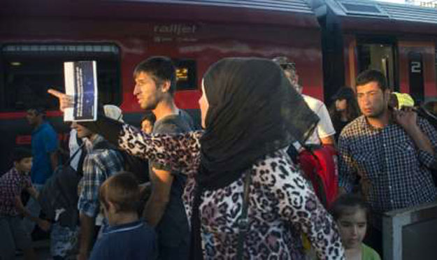 migrants rush on the platform to make their german connection train after arriving from budapest at vienna 039 s westbahnhof railway station on august 31 2015 photo afp