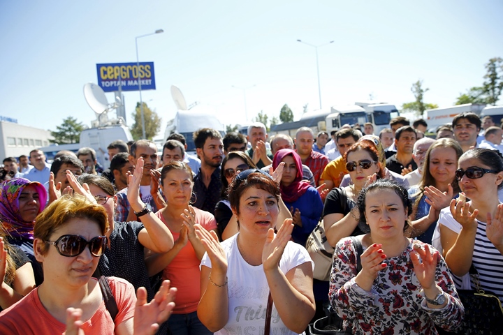 koza ipek group employees protest outside as police raid an office of the group in ankara on september 1 2015 turkish police raided the offices of the conglomerate with close links to us based muslim cleric fethullah gulen an ally turned foe of president tayyip erdogan company officials said on tuesday photo reuters