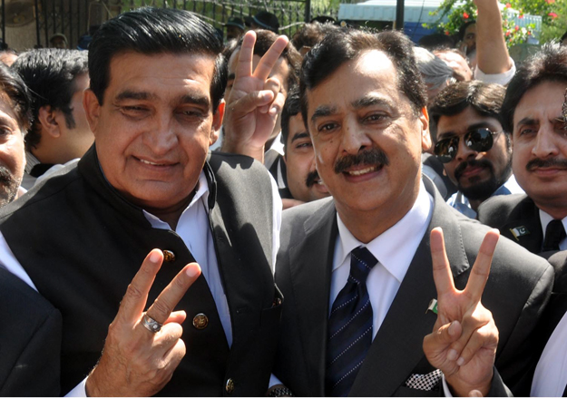 former prime minister syed yousaf raza gilani makes victory sign when islamabad high court grant him 7 days proactive bail in tdap corruption case photo inp