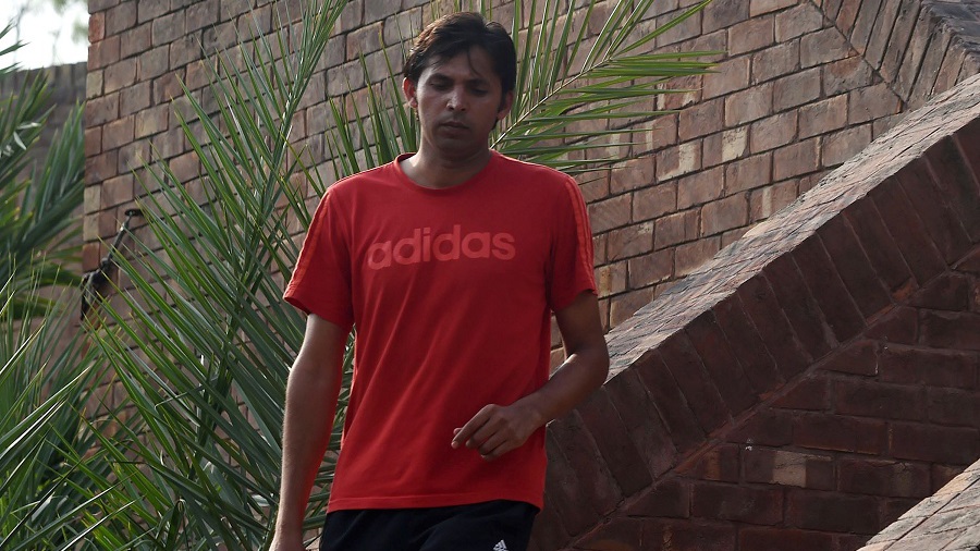 mohammad asif leaves the gaddafi stadium lahore august 26 2015 photo afp