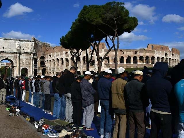 muslim men attend friday prayers near rome 039 s ancient colosseum photo afp