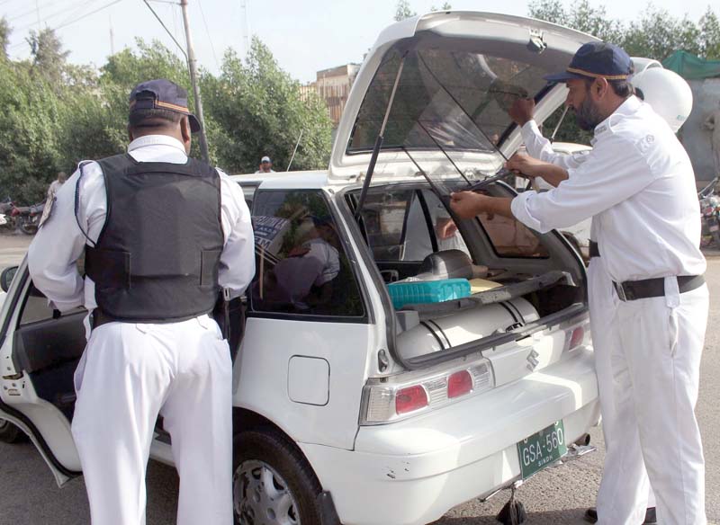 traffic police personnel have now been armed with submachine guns and bulletproof jackets as a mean to ensure their security photo file