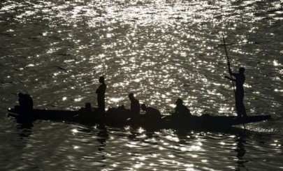 nineteen killed as canoe capsizes in mali local authorities