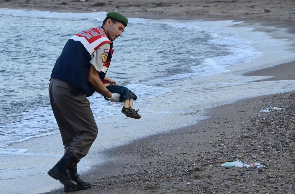 a turkish police officer carries a migrant child 039 s dead body off the shores in bodrum southern turkey on september 2 2015 after a boat carrying refugees sank while reaching the greek island of kos photo afp a turkish police officer carries a migrant child 039 s dead body off the shores in bodrum southern turkey on september 2 2015 after a boat carrying refugees sank while reaching the greek island of kos photo afp